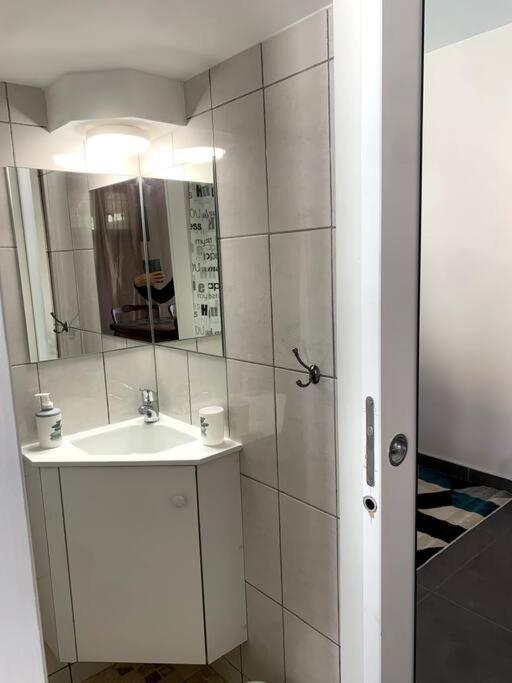 Studio Calme Et Agreable Avec Acces Jardin Partage Le Bar-sur-Loup Luaran gambar