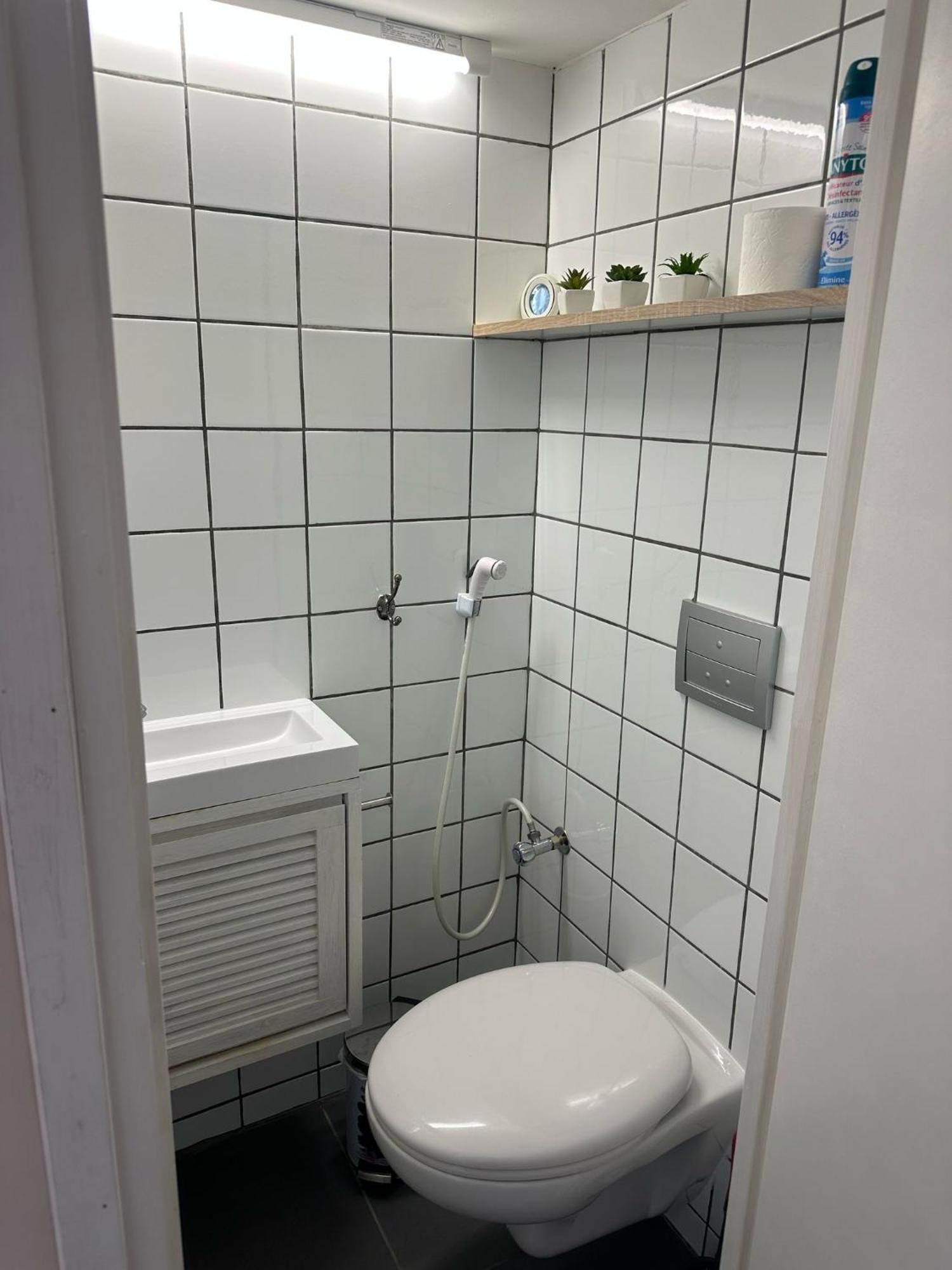 Studio Calme Et Agreable Avec Acces Jardin Partage Le Bar-sur-Loup Luaran gambar